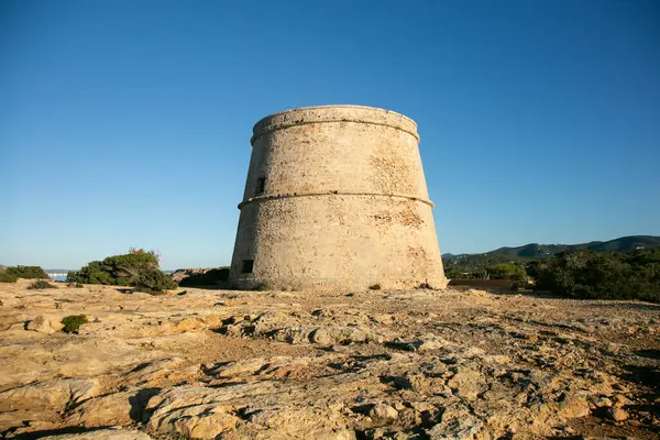 Torre d 'en Rovira, İbiza adasındaki Comte ve Cala Bassa plajları arasında batı adalarının önünde yer almaktadır..