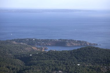 Sant Jose 'deki Sa Talaya dağından Ibiza ve Formentera adalarının güney batı kıyılarının manzarası.