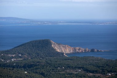 Sant Jose 'deki Sa Talaya dağından Ibiza ve Formentera adalarının güney batı kıyılarının manzarası.
