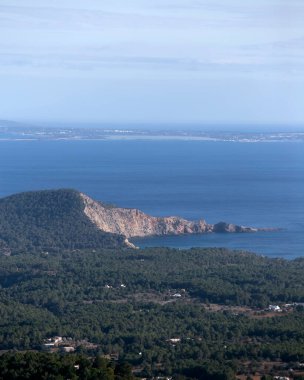Sant Jose 'deki Sa Talaya dağından Ibiza ve Formentera adalarının güney batı kıyılarının manzarası.