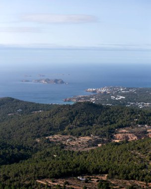 Ibiza 'nın batı kıyısındaki Cala Comte bölgesinin manzarası Sant Jose' deki Sa Talaya dağından.