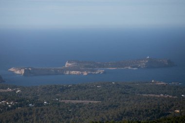 Ibiza 'nın batı kıyısındaki Cala Comte bölgesinin manzarası Sant Jose' deki Sa Talaya dağından.