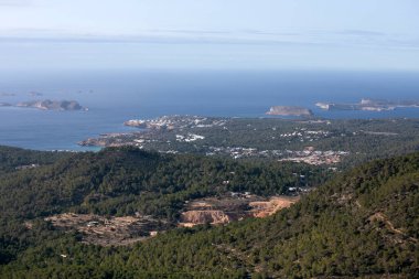 Ibiza 'nın batı kıyısındaki Cala Comte bölgesinin manzarası Sant Jose' deki Sa Talaya dağından.