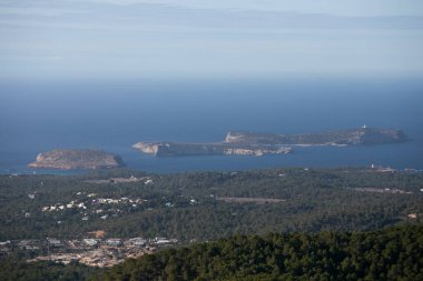 Ibiza 'nın batı kıyısındaki Cala Comte bölgesinin manzarası Sant Jose' deki Sa Talaya dağından.