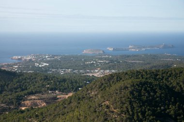 Ibiza 'nın batı kıyısındaki Cala Comte bölgesinin manzarası Sant Jose' deki Sa Talaya dağından.