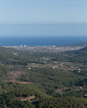 Sant Josep 'teki Sa Talaia dağından İbiza adasının manzarası.