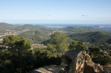 Sant Josep 'teki Sa Talaia dağından İbiza adasının manzarası.