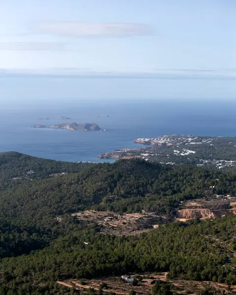 从圣何塞的Sa Talaya山看Ibiza西海岸的Cala Comte地区 — 图库照片