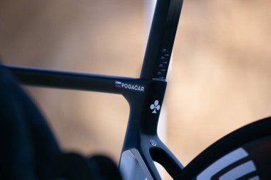 Sant Feliu de Guixols, İspanya 18 Mart 2024: Tadej POGACAR (SLO) La Volta Katalunya 24 sırasında BAE Ekibi EMIRATES.