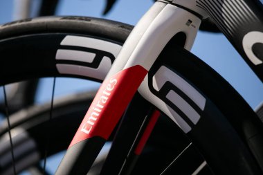 Sant Feliu de Guixols, İspanya 18 Mart 2024: Tadej POGACAR (SLO) La Volta Katalunya 24 sırasında BAE Ekibi EMIRATES.