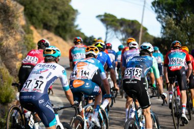 Sant Feliu de Guixols, İspanya 18 Mart 2024: Uluslararası UCI Takımları Peloton La Volta Katalunya 24 'ün birinci safhasında.