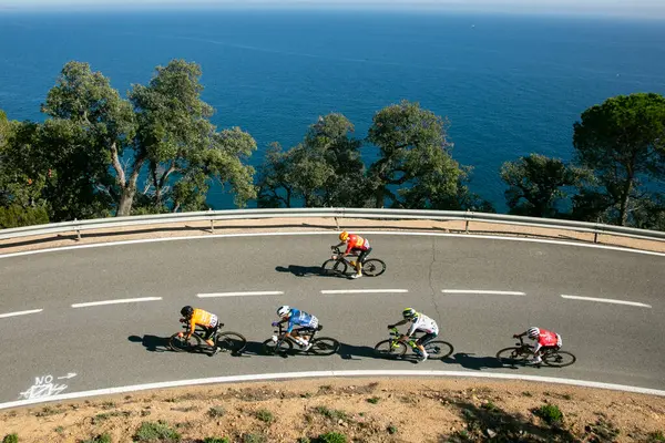 Sant Feliu de Guixols, İspanya 18 Mart 2024: Uluslararası UCI Takımları Peloton La Volta Katalunya 24 'ün birinci safhasında.