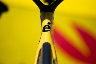 Girona, İspanya; 18 Mart 2024: Visma Takımı 'ndan profesyonel Cervelo yol bisikletleri La Volta Catalunya 2024' te bir bisiklet kiraladı..