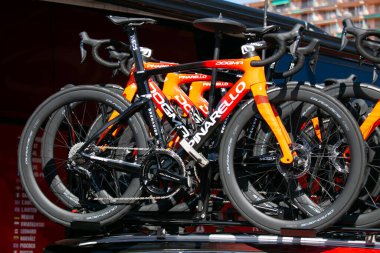 Girona, İspanya 18 Mart 2024: La Volta Katalunya 2024 'te Bisiklet Takımı INEOS GRENADIERS.