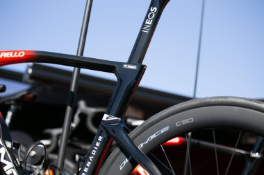 Girona, İspanya 18 Mart 2024: La Volta Katalunya 2024 'te Bisiklet Takımı INEOS GRENADIERS.