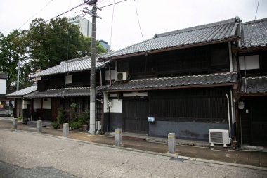 Nagoya, Japonya; 10 Ekim 2023: Nagoya kentinin tarihi merkezinin ahşap cepheli caddeleri ve evleri.