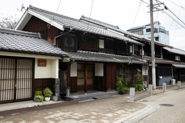 Nagoya, Japonya; 10 Ekim 2023: Nagoya kentinin tarihi merkezinin ahşap cepheli caddeleri ve evleri.