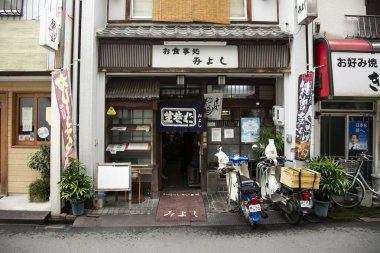 Nagoya, Japonya; 10 Ekim 2023: Nagoya kentinin tarihi merkezinin ahşap cepheli caddeleri ve evleri.