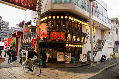 Nagoya, Japonya; 10 Ekim 2023: Nagoya kentinin ticaret merkezindeki işletmeler ve restoranlar.
