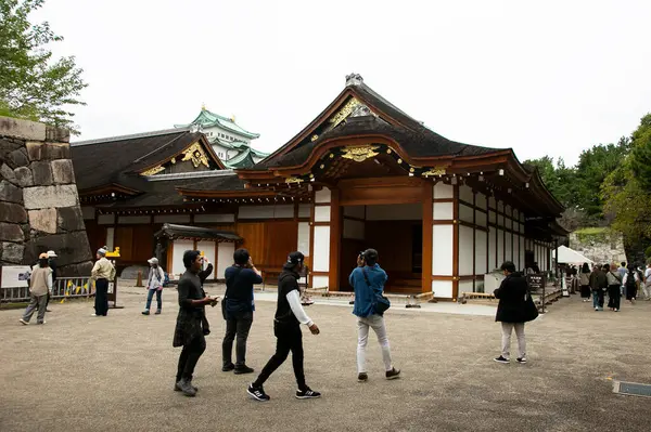 Nagoya Şehrindeki Japon Kalesi Bahçelerindeki Ziyaretçiler — Stok fotoğraf