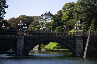 Tokyo, Japonya 'daki Japon İmparatorluk Sarayı' nın önündeki köprü, Honmaru 'yu çevreleyen devasa taş duvarlar..