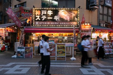 Kobe, Japonya; 10 Ekim 2023: Nankinmachi 'deki Kobe et lokantası (), Kobe' nin merkezindeki Çin Mahallesi 'nde sokak yemekleri ve restoranlarla dolu..