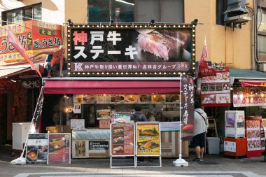 Kobe, Japonya; 10 Ekim 2023: Nankinmachi 'deki Kobe et lokantası (), Kobe' nin merkezindeki Çin Mahallesi 'nde sokak yemekleri ve restoranlarla dolu..