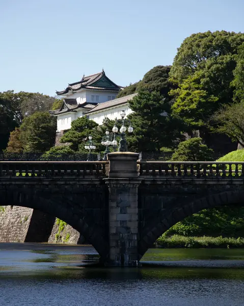 本丸を囲む巨大な石壁 東京の日本宮殿の前に架かる橋 — ストック写真