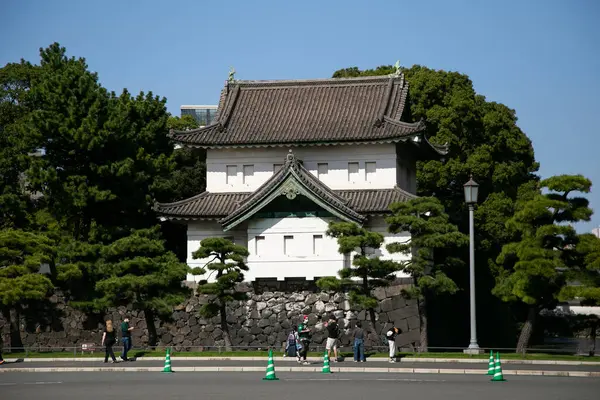 本丸を囲む巨大な石壁 東京の日本宮殿の前に架かる橋 — ストック写真