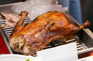 Japonya 'nın Kobe kentindeki Nankinmachi bölgesinde pişirilmiş çıtır Pekin ördeği..