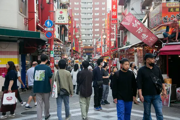 2023年10月10日 ナンキンマチ ストリートフードスタンドやレストランがいっぱいの神戸中心部のコンパクトチャイナタウンです — ストック写真