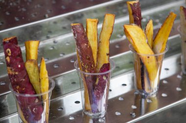 Japon Tatlı Patatesleri (Yaki Imo) Kyoto 'da bir sokak yemeği standında.