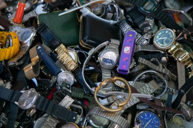 Japonya 'da bir Kyoto pazarında ikinci el saatler yığılmış..