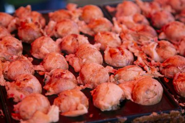 Osaka 'dan otantik Takoyaki topları. Takoyaki buğday unu ve ahtapottan yapılan bir Japon yemeğidir..