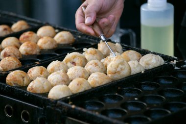 Osaka 'dan otantik Takoyaki topları. Takoyaki buğday unu ve ahtapottan yapılan bir Japon yemeğidir..