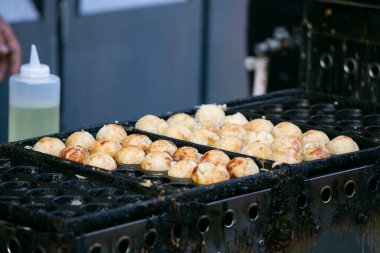 Osaka 'dan otantik Takoyaki topları. Takoyaki buğday unu ve ahtapottan yapılan bir Japon yemeğidir..