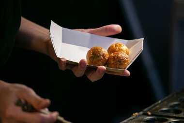 Osaka 'dan otantik Takoyaki topları. Takoyaki buğday unu ve ahtapottan yapılan bir Japon yemeğidir..