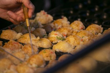 Osaka 'dan otantik Takoyaki topları. Takoyaki buğday unu ve ahtapottan yapılan bir Japon yemeğidir..