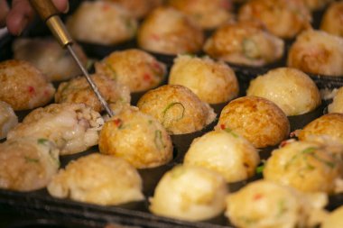 Osaka 'dan otantik Takoyaki topları. Takoyaki buğday unu ve ahtapottan yapılan bir Japon yemeğidir..