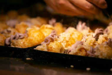 Osaka 'dan otantik Takoyaki topları. Takoyaki buğday unu ve ahtapottan yapılan bir Japon yemeğidir..
