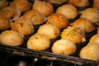 Osaka 'dan otantik Takoyaki topları. Takoyaki buğday unu ve ahtapottan yapılan bir Japon yemeğidir..