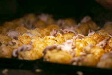 Osaka 'dan otantik Takoyaki topları. Takoyaki buğday unu ve ahtapottan yapılan bir Japon yemeğidir..