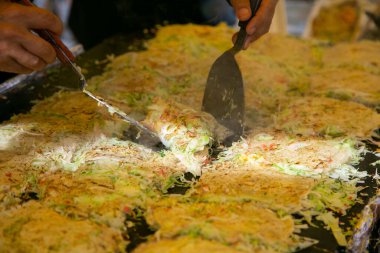 Okonomiyaki lezzetli bir Japon lahana gözlemesidir. İstediğin kadar protein, lezzetli sos ve malzemeyle ızgara yapılır..