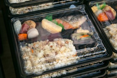 Bento, Japon mutfağında sıkça rastlanan hazır bir yiyecek bölümüdür. Geleneksel olarak pirinç, balık ya da et ve sebze bazlı garnitür ya da eşlik eden.