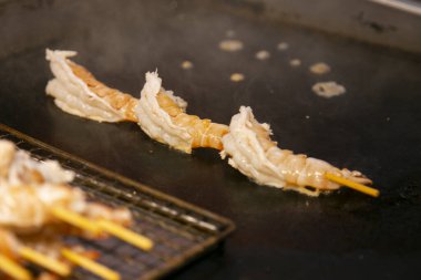 Japonya 'nın Kyoto kentindeki Nishiki balık pazarındaki bir markette dev Japon schrimps..