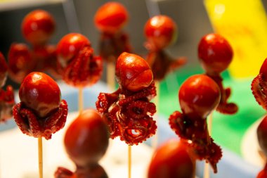 Japonya 'nın Kyoto kentindeki Nishiki balık pazarında içinde haşlanmış bıldırcın yumurtası bulunan küçük ahtapot..