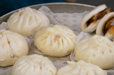 Japonya, Kobe 'deki Nankin-machi mahallesinde domuz eti ve sokak yemekleriyle dolu Çin buğulama çörekleri..