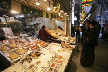 Kyoto, Japonya; 10 Ekim 2023: Nishiki pazarı, Kyoto şehrinde yer alan bir restoran ve gıda tedarikçisidir..