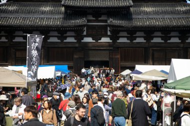 Kyoto, Japonya; 10 Ekim 2023: Kyoto 'daki Toji Tapınağı' ndaki Kobo-san Pazarı kentin en büyük bit pazarlarından biri olarak göze çarpıyor..