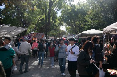 Kyoto, Japonya; 10 Ekim 2023: Kyoto 'daki Toji Tapınağı' ndaki Kobo-san Pazarı kentin en büyük bit pazarlarından biri olarak göze çarpıyor..